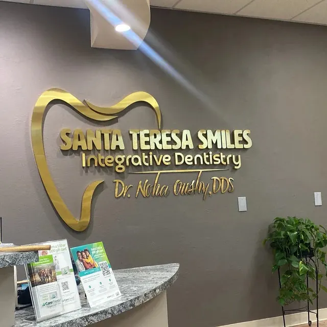 Polished gold dimensional sign in a dental clinic